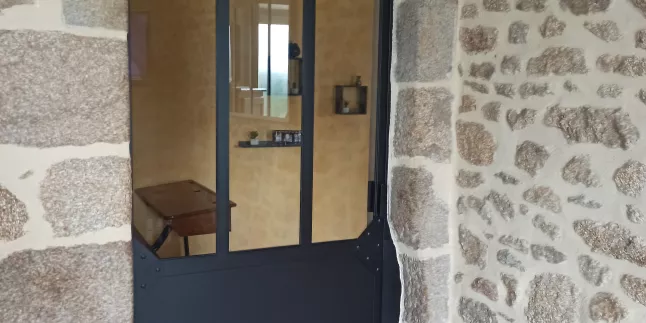 Porte verrière ouvrante en acier, avec goussets et faux rivets, soubassement en tôle hauteur 800mm, dormant en tube à ailes, remplissage en vitrage, laquage ral 9005 FT. 53160 IZE