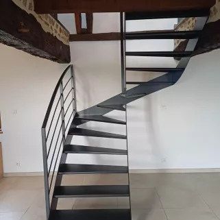 Escalier limon en C, marches en acier. Gardes corps rampant acier, cadre en tube rectangle, remplissage en lisses. Garde corps droits en acier, cadre en tube rectangle, remplissage en lisses + soubassement en tôle perforée. Laquage ral manganese 35680 LOUVIGNE DE BAIS