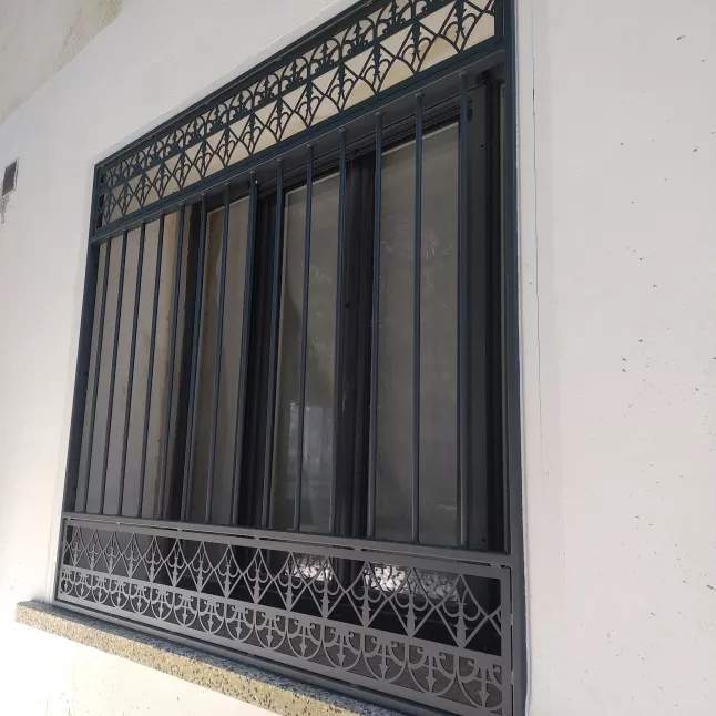 Garde corps de fenêtre, composition en habillage décoratif et barreaudage. Laquage ral noir 9005 66720 LA TOUR DE FRANCE