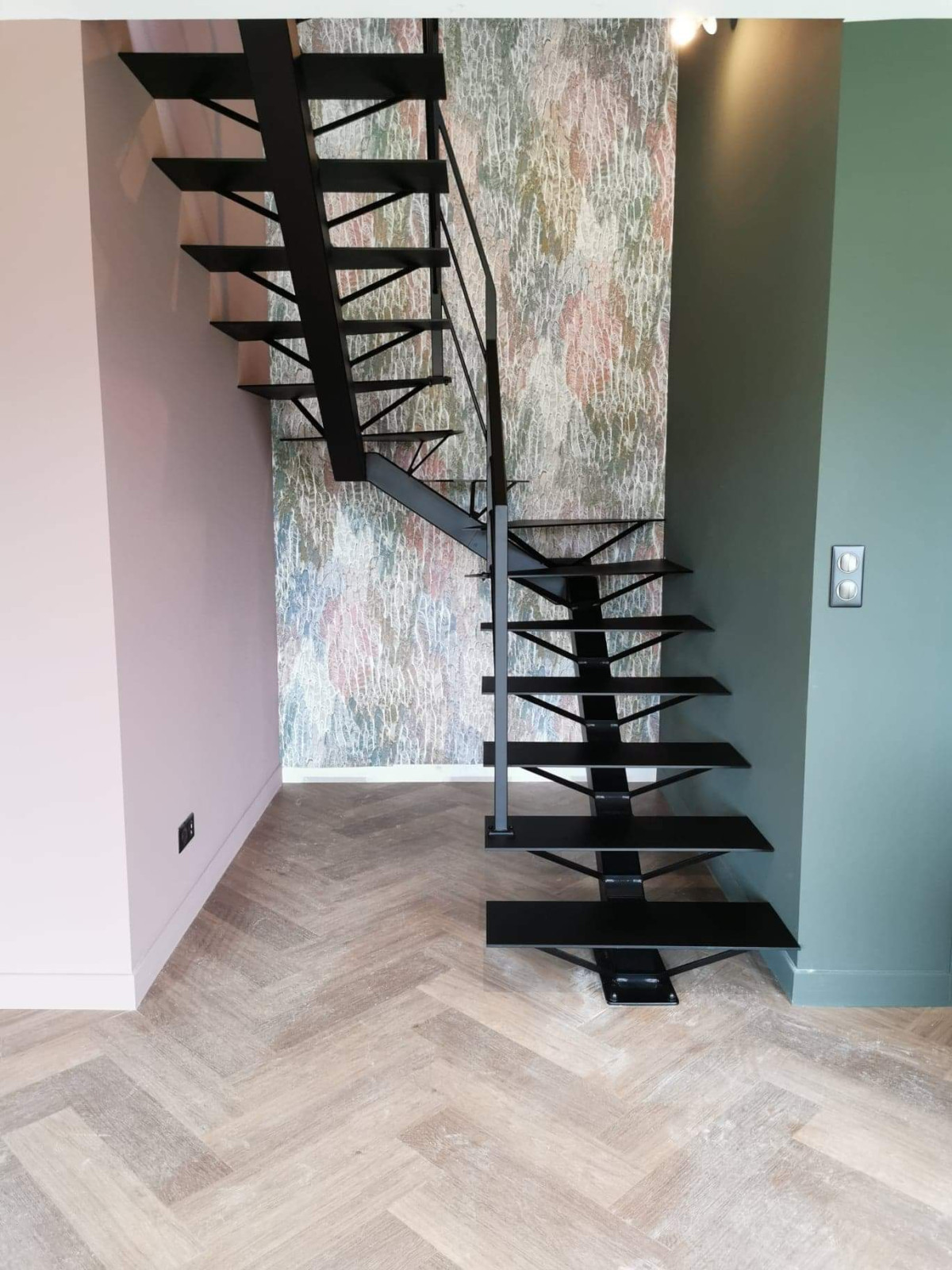 Escalier limon central, 2/4 tournant, sabot à définir, laquage ral 9005 FT, marches acier, garde corps en acier, cadre en tube rectangle 40x20, 4 lisses en tube D.13. 53940 ST BERTHEVIN.