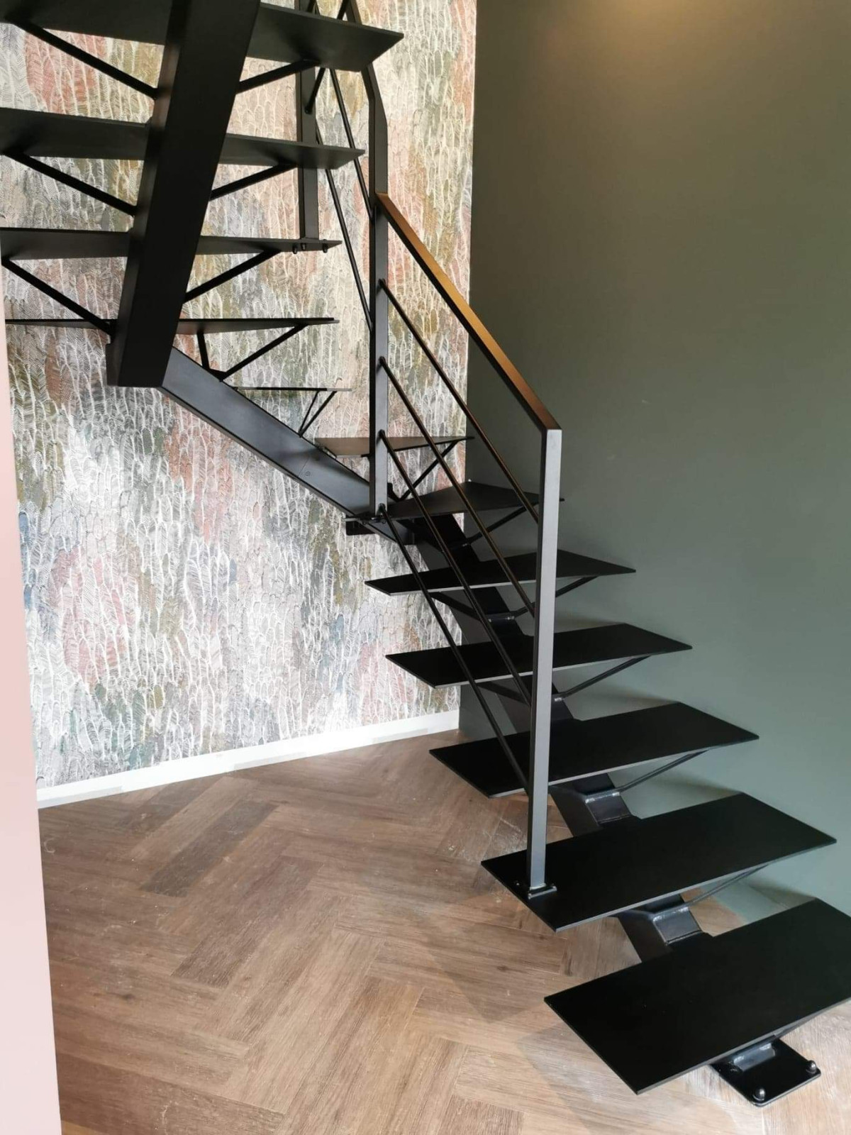 Escalier limon central, 2/4 tournant, sabot à définir, laquage ral 9005 FT, marches acier, garde corps en acier, cadre en tube rectangle 40x20, 4 lisses en tube D.13. 53940 ST BERTHEVIN.