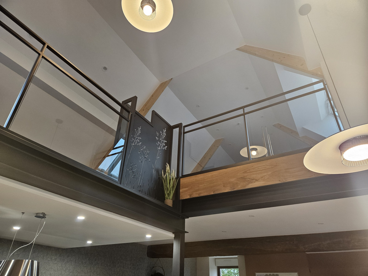 Escalier limon central 1/4 tournant désaxé Laquage ral noir 2100 sablé Marches en chênes Garde corps en acier, ossature en tube, remplissage en vitrage fixé dans cornière+ pare close Bandeau Led 53600 EVRON