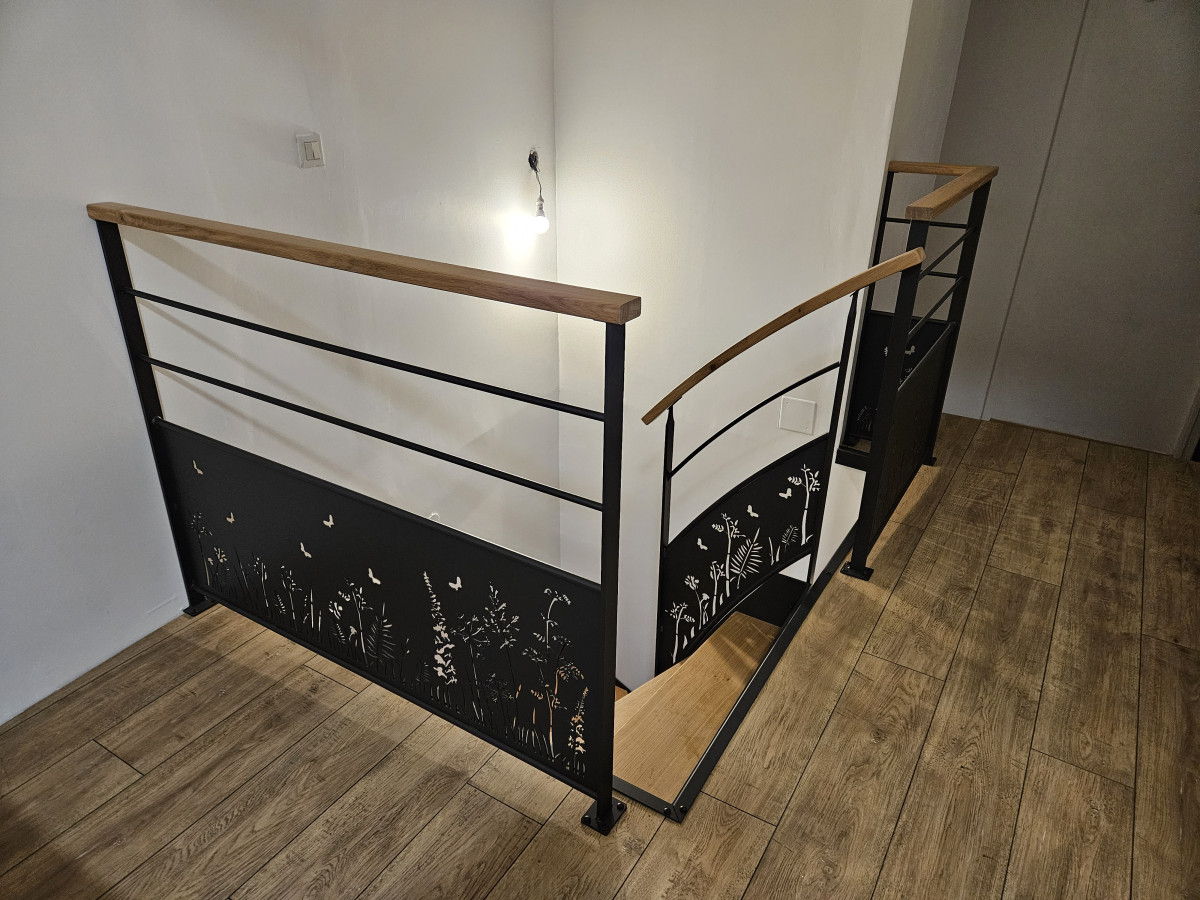 Escalier double limons en acier Marches et main courante en bois Garde corps en acier, lisses D.13, soubassement en habillage décoratif "fleurs- papillons". 53440 GRAZAY