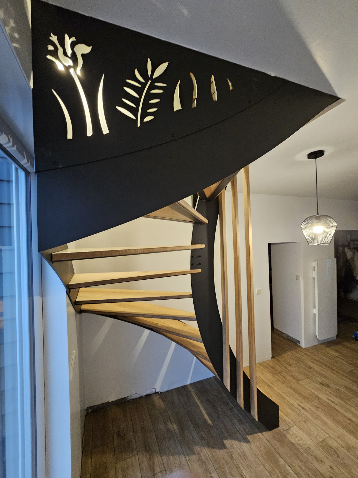 Escalier double limons en acier Marches et main courante en bois Garde corps en acier, lisses D.13, soubassement en habillage décoratif "fleurs- papillons". 53440 GRAZAY