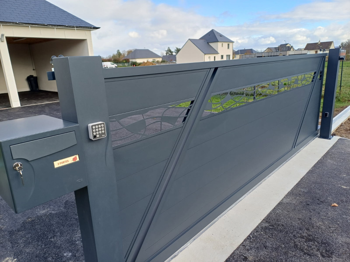 Portail en aluminium de 4500x1500 mm de hauteur remplissage en lames avec un habillage décoratif "spline semi ajourés" Laquage ral 7016 FT 53150 ST CHRISTOPHE DU LUAT