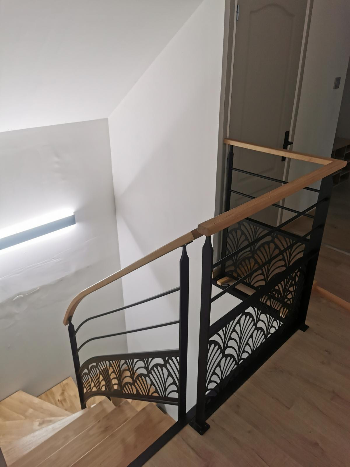 Escalier 2/4 tournant, limon central en acier Marches et main courante en chêne garde corps avec 2 lisses+ habillage décoratif "oriental" Laquage ral noir 9005 FT 72140 ROUESSE-VASSE