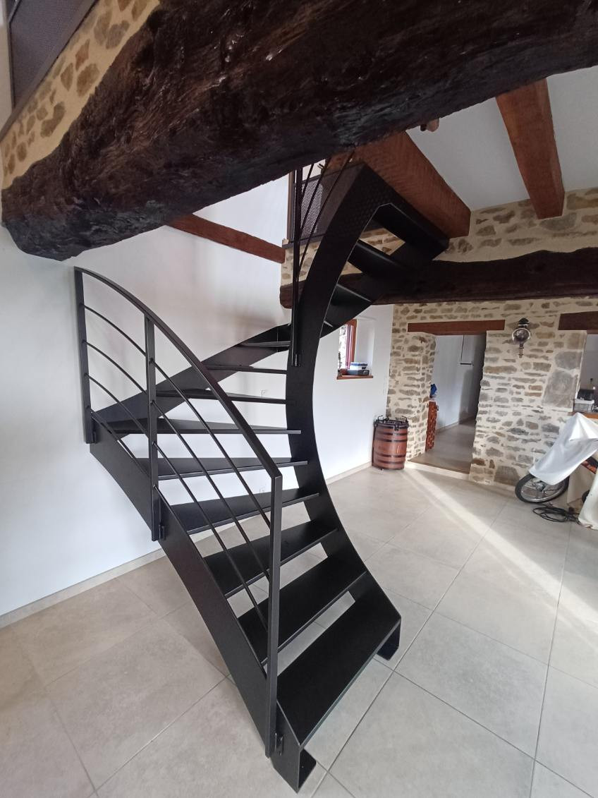 Escalier limon en C, marches en acier. Gardes corps rampant acier, cadre en tube rectangle, remplissage en lisses. Garde corps droits en acier, cadre en tube rectangle, remplissage en lisses + soubassement en tôle perforée. Laquage ral manganese 35680 LOUVIGNE DE BAIS