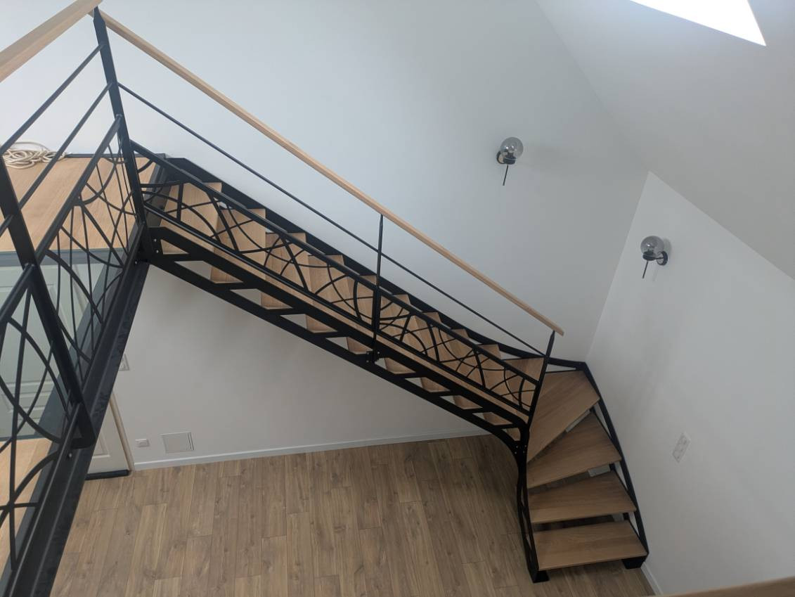 Escalier double limons ajourés 1/4 tournant Passerelle avec 2 dalles de chêne, 1 dalle de verre Garde corps, poteaux plats, 2 lisses, soubassement en habillage décoratif "courbes" Marches et main courante en chêne vernis 2 couches polyuréthane Laquage ral 9005 FT 72130 SOUGE LE GANELON