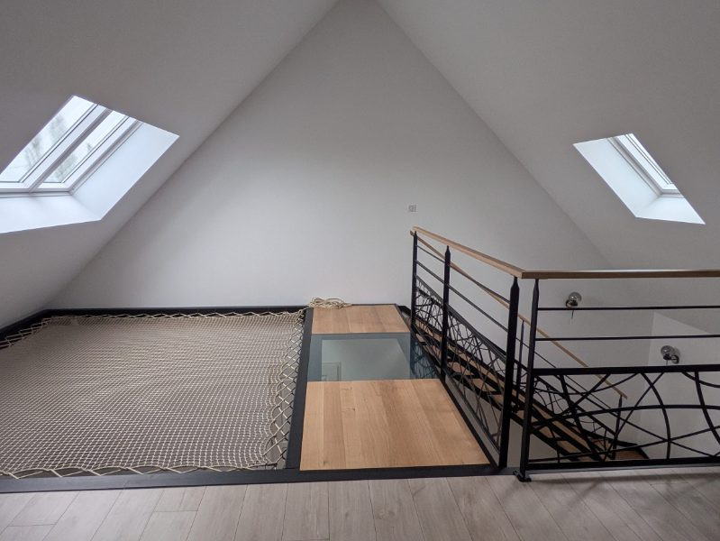 Escalier double limons ajourés 1/4 tournant Passerelle avec 2 dalles de chêne, 1 dalle de verre Garde corps, poteaux plats, 2 lisses, soubassement en habillage décoratif "courbes" Marches et main courante en chêne vernis 2 couches polyuréthane Laquage ral 9005 FT 72130 SOUGE LE GANELON