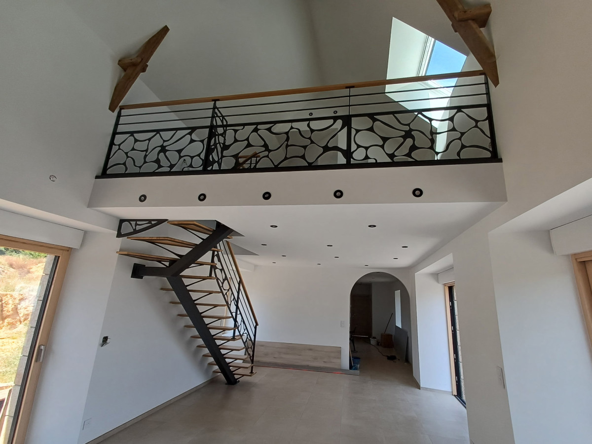 Fabrication d'un escalier limon central 1/4 tournant en acier Marches et main courantes en chêne Garde corps en acier, poteaux plats, 2 lisses D.13, soubassement en habillage décoratif. Laquage ral noir 2100 sablé 53300 ST FRAIMBAULT DE PRIERES