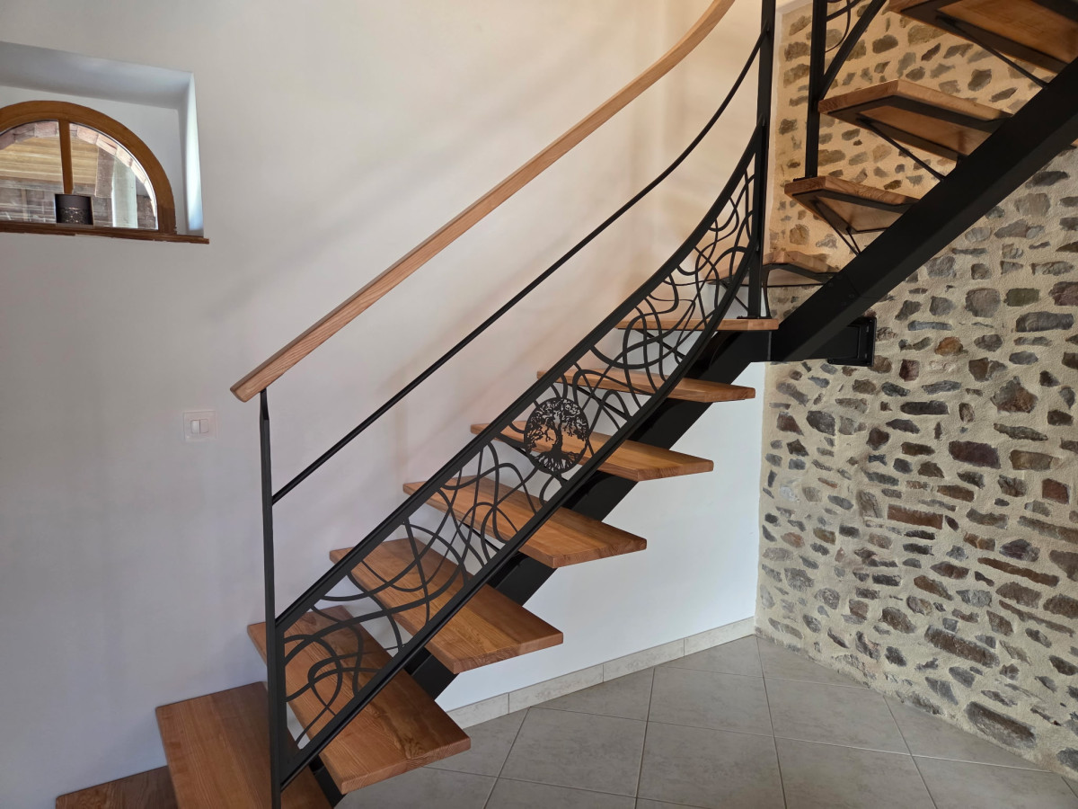 Fabrication escalier limon central 1/4 tournant en acier Marches en frêne Garde corps en acier, poteaux plats, 1 lisse D.13, soubassement en habillage décoratif arbre situé sur le milieu du rampant Laquage ral noir 2100 sablé 53600 CHATRES LA FORET