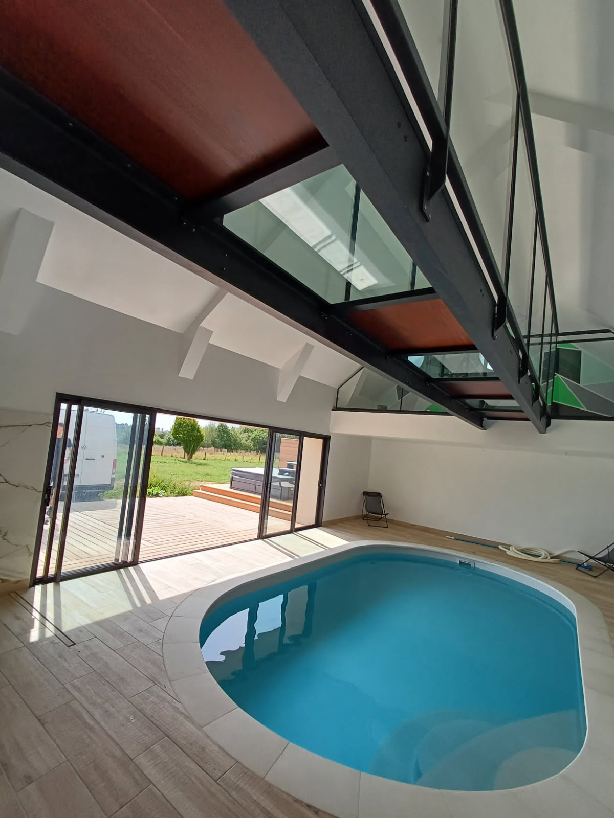 Fabrication passerelle en UPN, remplissage en dalles de verres et dalles de plancher bois exotique "Moabi" Garde corps, chassis en tube à aile +pareclose, remplissage en vitrage clair Laquage ral 7016 FT 53300 OISSEAU