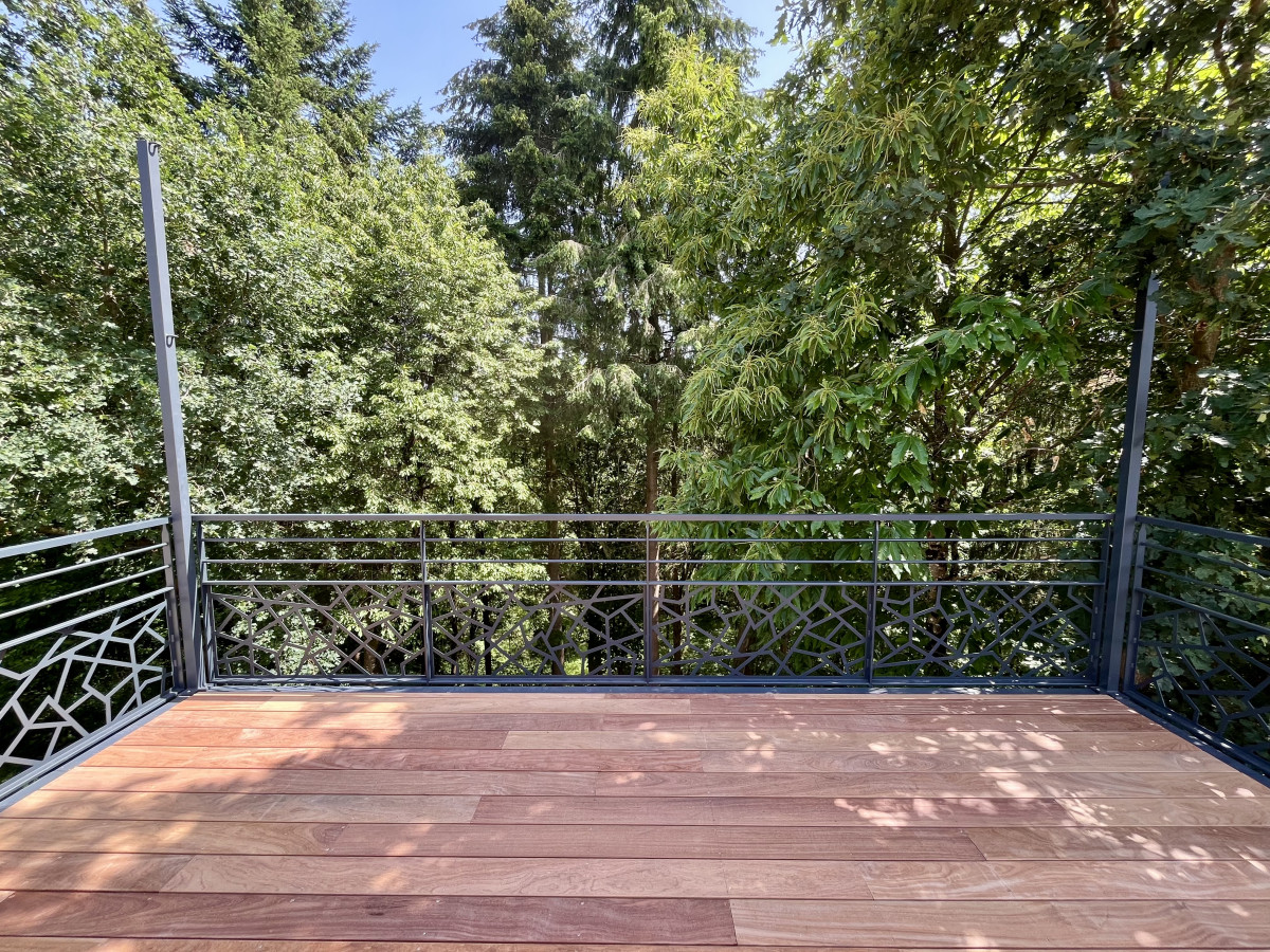 Fabrication d'une terrasse en acier, ossature en UPN, remplissage en bastaing Douglas et en plancher bois "Cumaru", galvanisation+ laquage ossature ral 7016 FT. Fabrication de garde corps en aluminium, poteaux plats, 2 lisses, soubassement en habillage décoratif, main courante en tube rectangle, laquage ral 7016 FT. Poteaux avec crochets pour toile tendue en acier galvanisé, laquage ral 7016 FT. 53100 ST BAUDELLE