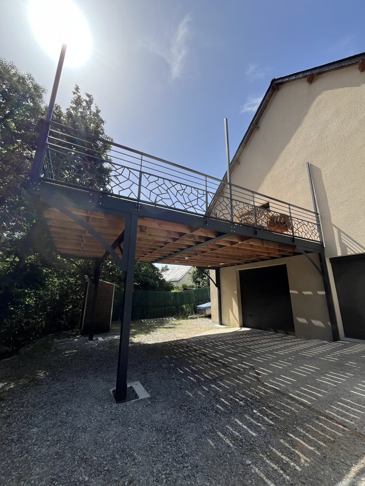 Fabrication d'une terrasse en acier, ossature en UPN, remplissage en bastaing Douglas et en plancher bois "Cumaru", galvanisation+ laquage ossature ral 7016 FT. Fabrication de garde corps en aluminium, poteaux plats, 2 lisses, soubassement en habillage décoratif, main courante en tube rectangle, laquage ral 7016 FT. Poteaux avec crochets pour toile tendue en acier galvanisé, laquage ral 7016 FT. 53100 ST BAUDELLE