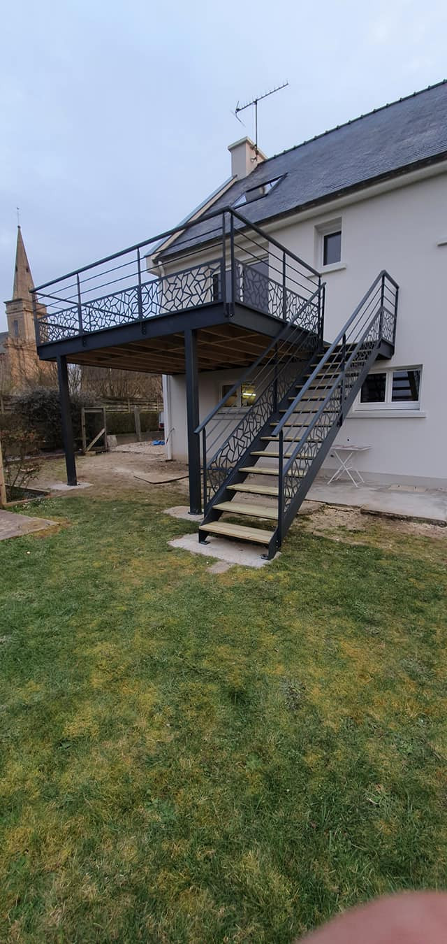 Terrasse en aluminium, upn 220, poteaux en tube 120x120mm, remplissage lames de bois, laquage ral 7016 Fine Texture, garde corps poteaux plats, 2 lisses, soubassement en habillage décoratif araignée, main courante 50x30mm. 22970 PLOUMAGOAR