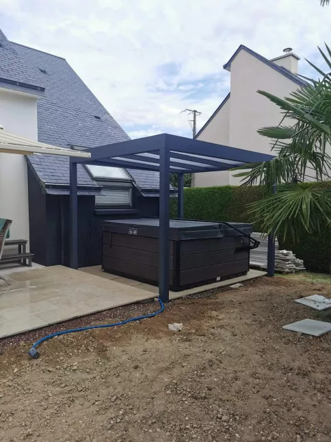 Pergola en aluminium, ossature en tube rectangle, remplissage toiture en polycarbonate alvéolaire, laquage ral 7016 FT. 35500 BALAZE.