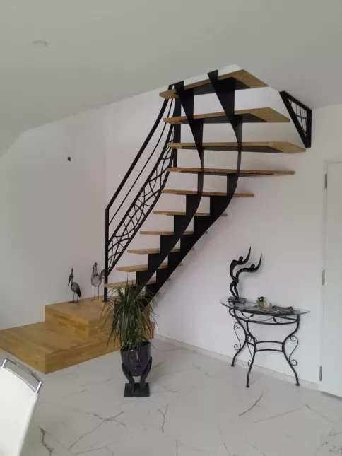 Escalier double limons crémaillère cintrée en acier