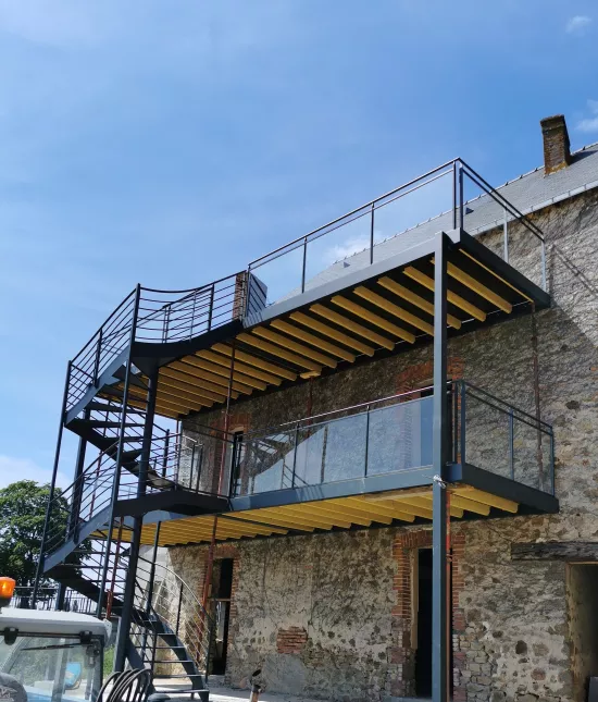 Châssis en aluminium, escalier hélicoïdal carré, fût en tube rond, marches en acier lar