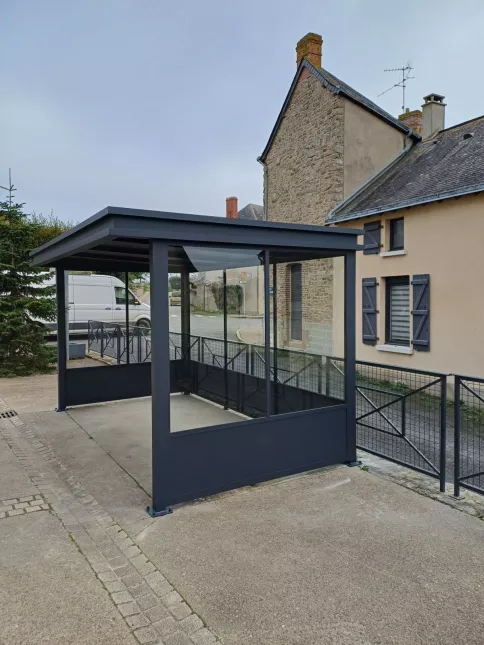 Abri de bus en aluminium Soubassement en tôle et remplissage en vitrage clair 53150 Montsurs