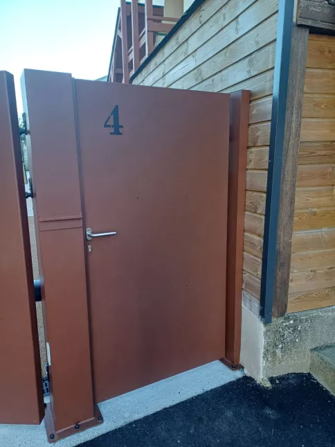 Portail 2 vantaux en aluminium, tôle personnalisée et contre-tôle, laquage ral mars 2525 + portillon. Tout nouveau lieu de réception en Mayenne, Le Clos de Loré est niché aux portes de la cité médiévale de Sainte Suzanne, parmi les plus beaux villages de France. Célébrez vos évènements au cœur de cet ancien corps de ferme entièrement rénové avec soin, sa terrasse et ses hébergements. Céline et David vous accueillent dans ce Cadre enchanteur et historique afin de préparer avec vous vos évènements spéci