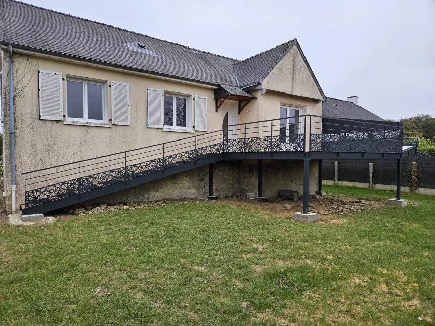 Terrasse en aluminium, remplissage en bois, laquage ral 7016 FT Escalier double limons droits, laquage ral 7016 FT Garde corps en aluminium, 2 lisses, soubassement en habillage décoratif "tissage", laquage ral 7016 FT. 53600 MEZANGERS