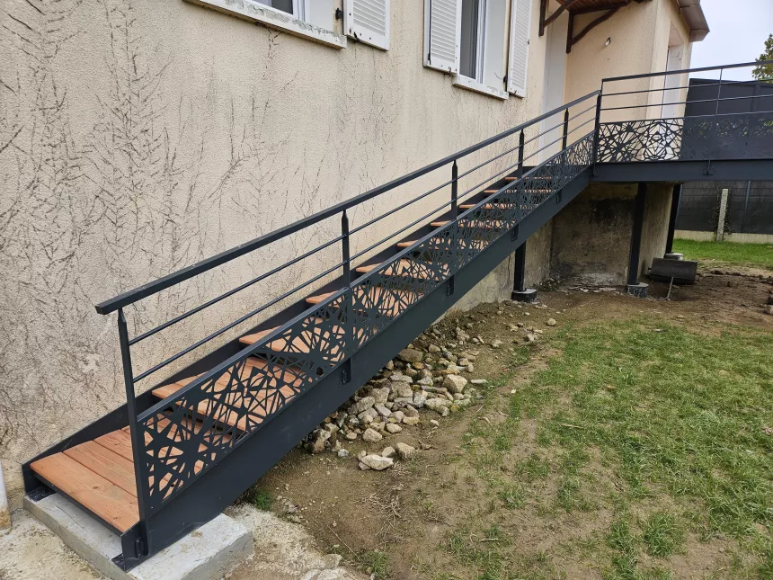 Terrasse en aluminium, remplissage en bois, laquage ral 7016 FT Escalier double limons droits, laquage ral 7016 FT Garde corps en aluminium, 2 lisses, soubassement en habillage décoratif "tissage", laquage ral 7016 FT. 53600 MEZANGERS