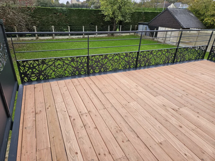 Terrasse en aluminium, remplissage en bois, laquage ral 7016 FT Escalier double limons droits, laquage ral 7016 FT Garde corps en aluminium, 2 lisses, soubassement en habillage décoratif "tissage", laquage ral 7016 FT. 53600 MEZANGERS