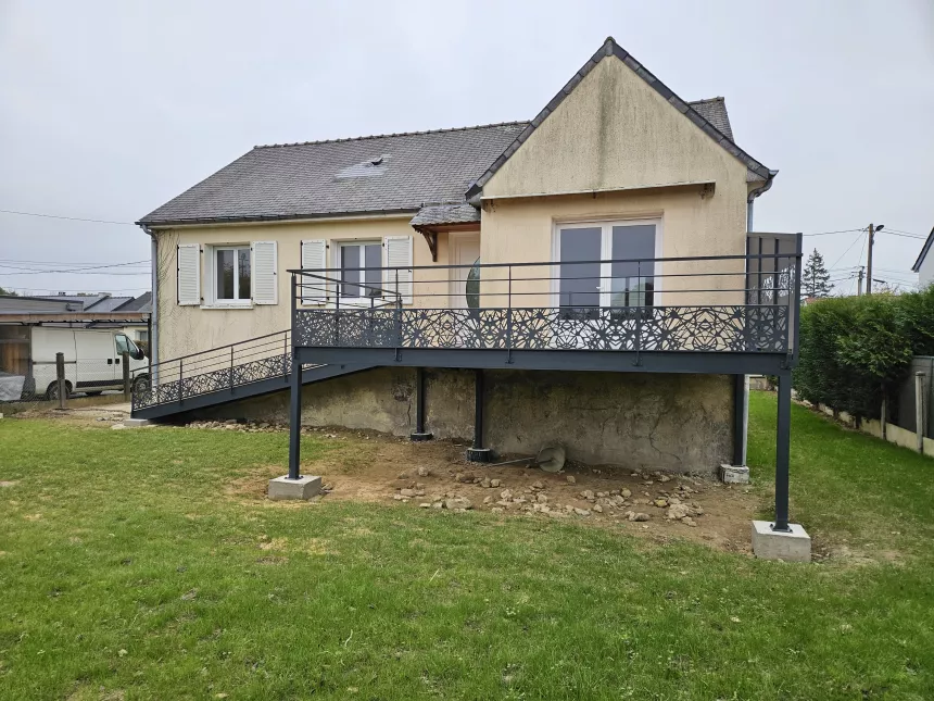Terrasse en aluminium, remplissage en bois, laquage ral 7016 FT Escalier double limons droits, laquage ral 7016 FT Garde corps en aluminium, 2 lisses, soubassement en habillage décoratif "tissage", laquage ral 7016 FT. 53600 MEZANGERS
