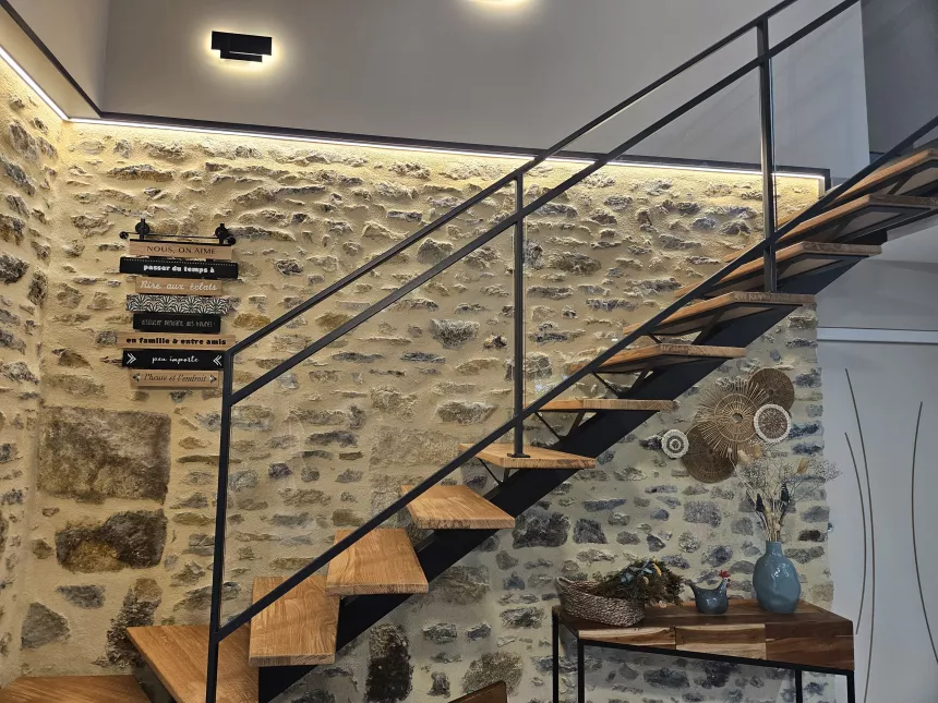 Escalier limon central 1/4 tournant désaxé Laquage ral noir 2100 sablé Marches en chênes Garde corps en acier, ossature en tube, remplissage en vitrage fixé dans cornière+ pare close Bandeau Led 53600 EVRON