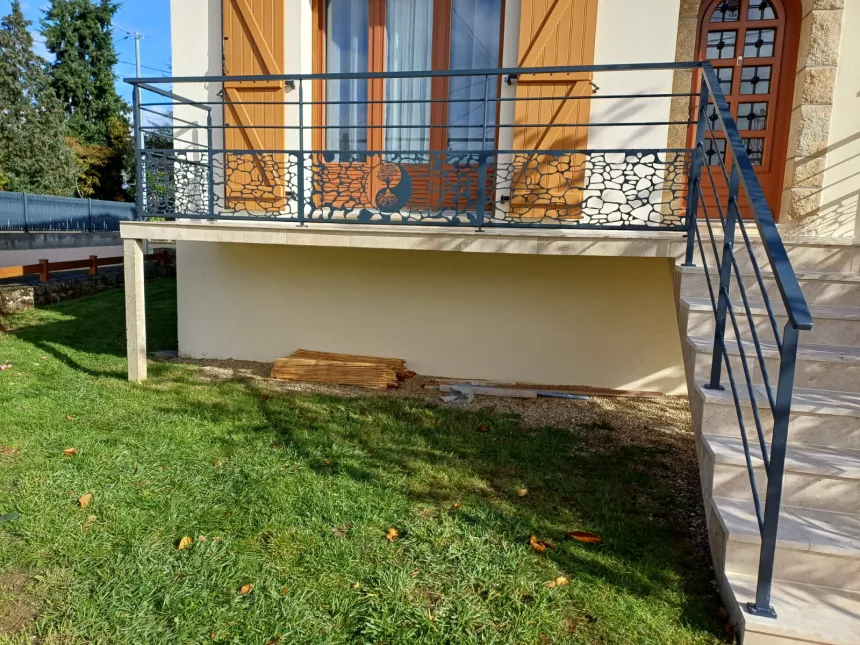 Composition: Garde corps d'escalier: Poteaux plats, lisses. Garde corps droits: Poteaux plats, lisses et soubassement en habillage décoratif "pierre+arbre ying yang", main courante en tube rectangle. Laquage ral 7016+ FT 53600 EVRON