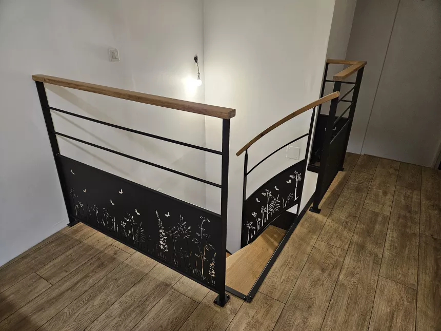 Escalier double limons en acier Marches et main courante en bois Garde corps en acier, lisses D.13, soubassement en habillage décoratif "fleurs- papillons". 53440 GRAZAY