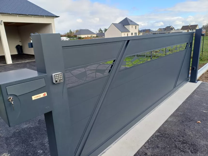 Portail en aluminium de 4500x1500 mm de hauteur remplissage en lames avec un habillage décoratif "spline semi ajourés" Laquage ral 7016 FT 53150 ST CHRISTOPHE DU LUAT