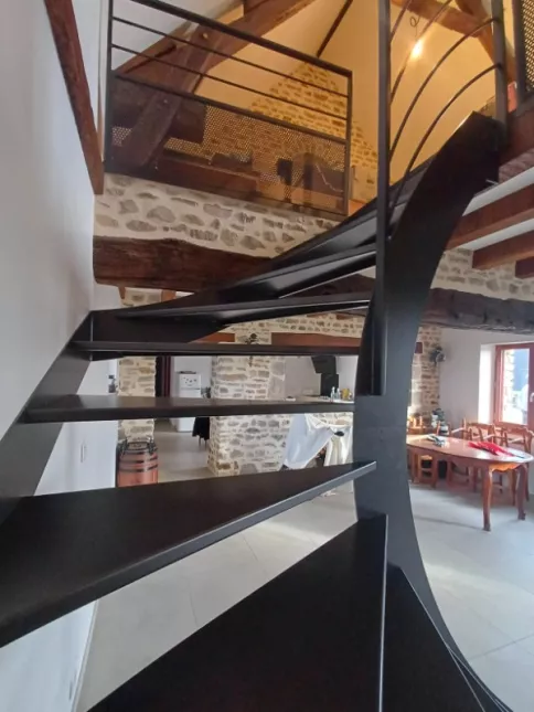 Escalier limon en C, marches en acier. Gardes corps rampant acier, cadre en tube rectangle, remplissage en lisses. Garde corps droits en acier, cadre en tube rectangle, remplissage en lisses + soubassement en tôle perforée. Laquage ral manganese 35680 LOUVIGNE DE BAIS