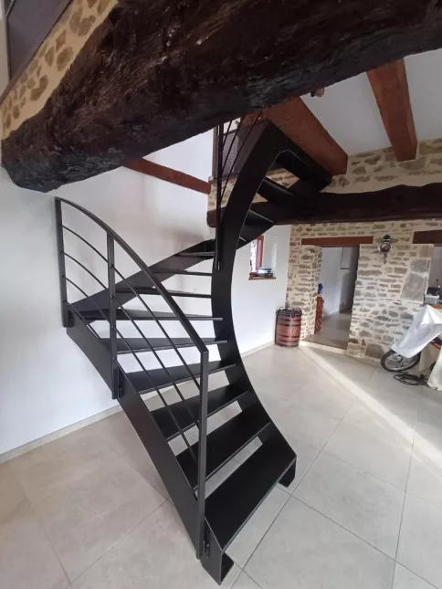 Escalier limon en C, marches en acier. Gardes corps rampant acier, cadre en tube rectangle, remplissage en lisses. Garde corps droits en acier, cadre en tube rectangle, remplissage en lisses + soubassement en tôle perforée. Laquage ral manganese 35680 LOUVIGNE DE BAIS