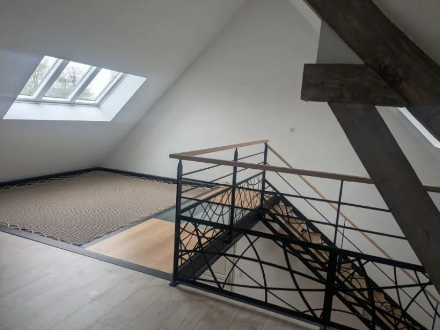 Escalier double limons ajourés 1/4 tournant Passerelle avec 2 dalles de chêne, 1 dalle de verre Garde corps, poteaux plats, 2 lisses, soubassement en habillage décoratif "courbes" Marches et main courante en chêne vernis 2 couches polyuréthane Laquage ral 9005 FT 72130 SOUGE LE GANELON