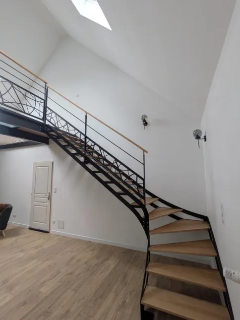 Escalier double limons ajourés 1/4 tournant Passerelle avec 2 dalles de chêne, 1 dalle de verre Garde corps, poteaux plats, 2 lisses, soubassement en habillage décoratif "courbes" Marches et main courante en chêne vernis 2 couches polyuréthane Laquage ral 9005 FT 72130 SOUGE LE GANELON