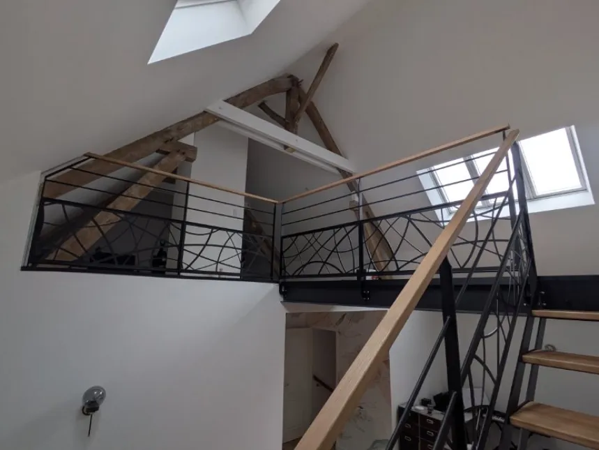 Escalier double limons ajourés 1/4 tournant Passerelle avec 2 dalles de chêne, 1 dalle de verre Garde corps, poteaux plats, 2 lisses, soubassement en habillage décoratif "courbes" Marches et main courante en chêne vernis 2 couches polyuréthane Laquage ral 9005 FT 72130 SOUGE LE GANELON