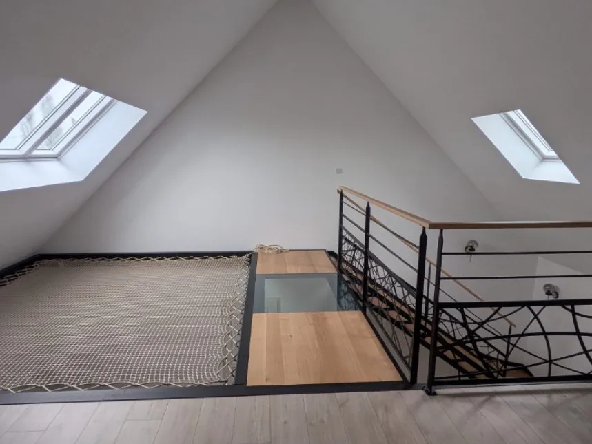 Escalier double limons ajourés 1/4 tournant Passerelle avec 2 dalles de chêne, 1 dalle de verre Garde corps, poteaux plats, 2 lisses, soubassement en habillage décoratif "courbes" Marches et main courante en chêne vernis 2 couches polyuréthane Laquage ral 9005 FT 72130 SOUGE LE GANELON