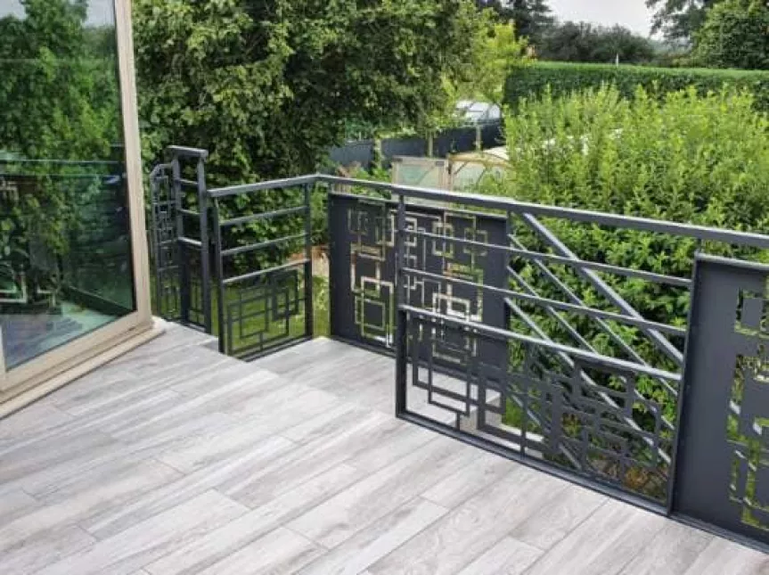 Garde corps en aluminium, poteaux plats, 2 lisses en tube carré, soubassement en habillage décoratif "rectangle" + garde corps avec habillage décoratif toute hauteur, main courante D.40 + claustra.