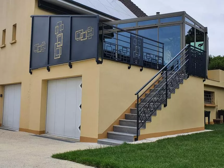 Garde corps en aluminium, poteaux plats, 2 lisses en tube carré, soubassement en habillage décoratif "rectangle" + garde corps avec habillage décoratif toute hauteur, main courante D.40 + claustra.