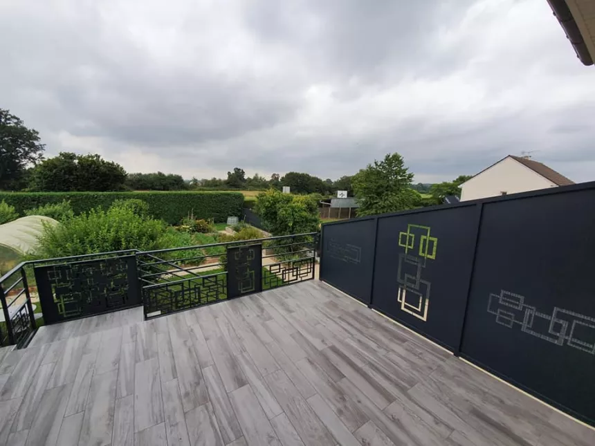 Garde corps en aluminium, poteaux plats, 2 lisses en tube carré, soubassement en habillage décoratif "rectangle" + garde corps avec habillage décoratif toute hauteur, main courante D.40 + claustra.