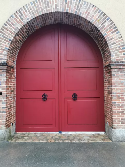 Porte cochère en aluminium style cochère  châssis en tube 60x60 remplissage en tôle aluminium Laquage ral 3004 Fine Texture+ laquage marteau noir 9005 Fine Texture. 53150 ST CHRISTOPHE DU LUAT.