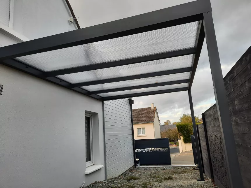 Carport en aluminium Ossature en tube carré aluminium, remplissage en polycarbonate alvéolaire 16mm, bandeau de pourtour et chéneau pour renvoi d'eau intégrée dans la traverse, laquage 7016 Fine Texture. 53600 EVRON