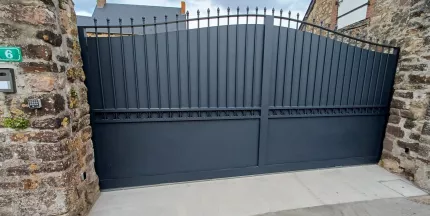 Portail coulissant forme chapeau de gendarme en aluminium Barraudage, festonnage, soubassement en tôles, volutes, fer de lances Laquage ral 7016 FT 53270 CHAMMES