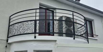 Garde corps de balcon cintré en aluminium Poteaux plat, 2 lisses, soubassement en habillage décoratif "nénuphar", main courante en tube rond, laquage ral 7016 FT. 53600 EVRON