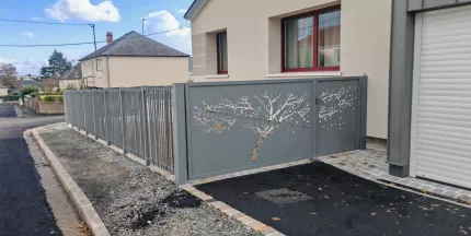 Portillon en aluminium, ossature en tube, remplissage en tôle avec un habillage décoratif. Clôture en aluminium, composition en tube D.20 p en biais. 53000 LAVAL