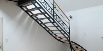 Escalier double limons ajourés 1/4 tournant Passerelle avec 2 dalles de chêne, 1 dalle de verre Garde corps, poteaux plats, 2 lisses, soubassement en habillage décoratif "courbes" Marches et main courante en chêne vernis 2 couches polyuréthane Laquage ral 9005 FT 72130 SOUGE LE GANELON