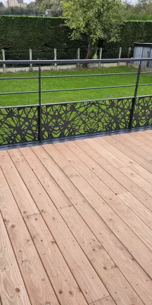 Terrasse en aluminium, remplissage en bois, laquage ral 7016 FT Escalier double limons droits, laquage ral 7016 FT Garde corps en aluminium, 2 lisses, soubassement en habillage décoratif "tissage", laquage ral 7016 FT. 53600 MEZANGERS