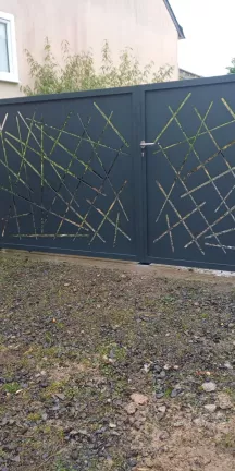 Portail deux vantaux en aluminium remplissage en tôle avec un habillage décoratif personnalisé Laquage ral 7016 FT 50530 ST JEAN LE THOMAS