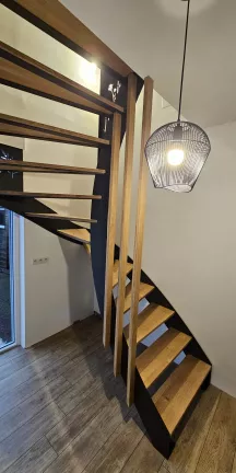 Escalier double limons en acier Marches et main courante en bois Garde corps en acier, lisses D.13, soubassement en habillage décoratif "fleurs- papillons". 53440 GRAZAY